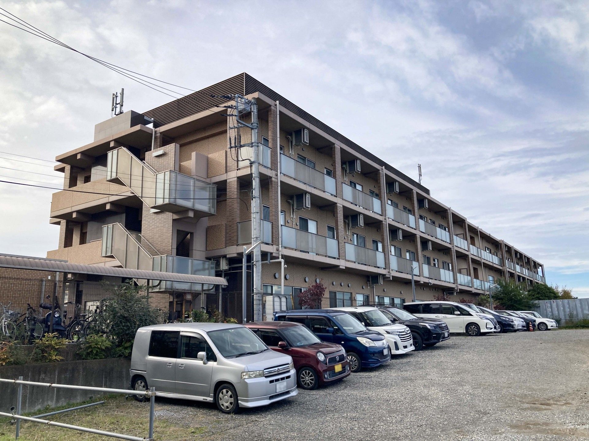 駐車場と建物の外観