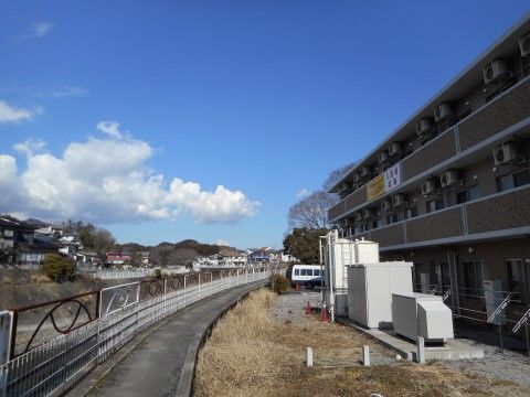 周囲に高い建物のないのどかな環境に立地する３階建て施設の外観