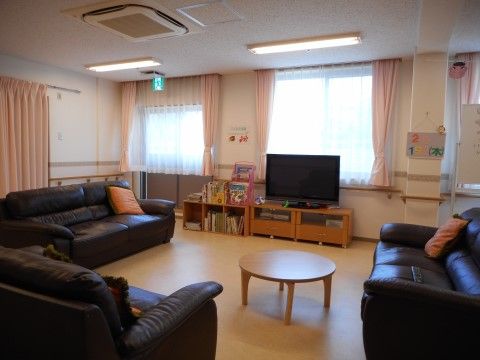 「アイクラシエ裾野」のホール。家庭的なインテリアの施し方で、自宅と変わらない私生活ができる。