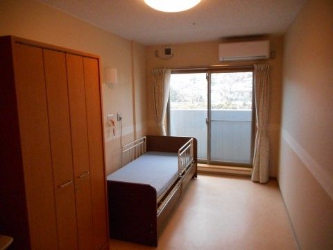 「アイクラシエ裾野」の居室。1人部屋なので、入居者様のプライベートを大事にできる空間である。