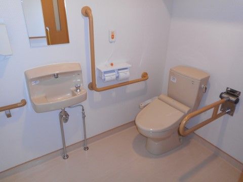 「アイクラシエ裾野」のトイレ。緊急時に対応が可能な緊急コールを設置している。