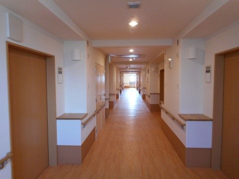 「アイクラシエ裾野」の廊下。居室扉は全て軽い力で開閉可能な横開きにしており、廊下へのスペースを最大限確保している。