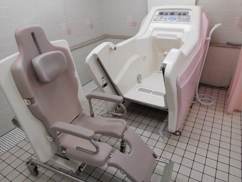 「アイクラシエ裾野」の機械浴室。座りながらや体が硬直してしまっている方も安心して入浴を行え安心して入浴が行える。