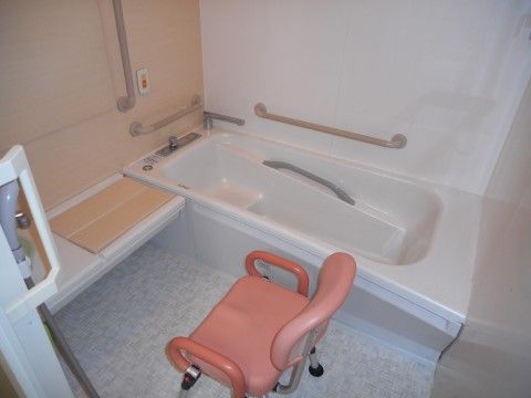 「アイクラシエ裾野」の一般浴室。シャワーチェア、低い浴槽、介助手すりと、一般浴室にも安全に安心できる浴室設備を整えている。