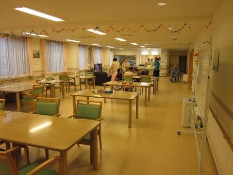 「アイクラシエ裾野」の食堂。会話が弾み、入居者様の新しい絆を深められる。