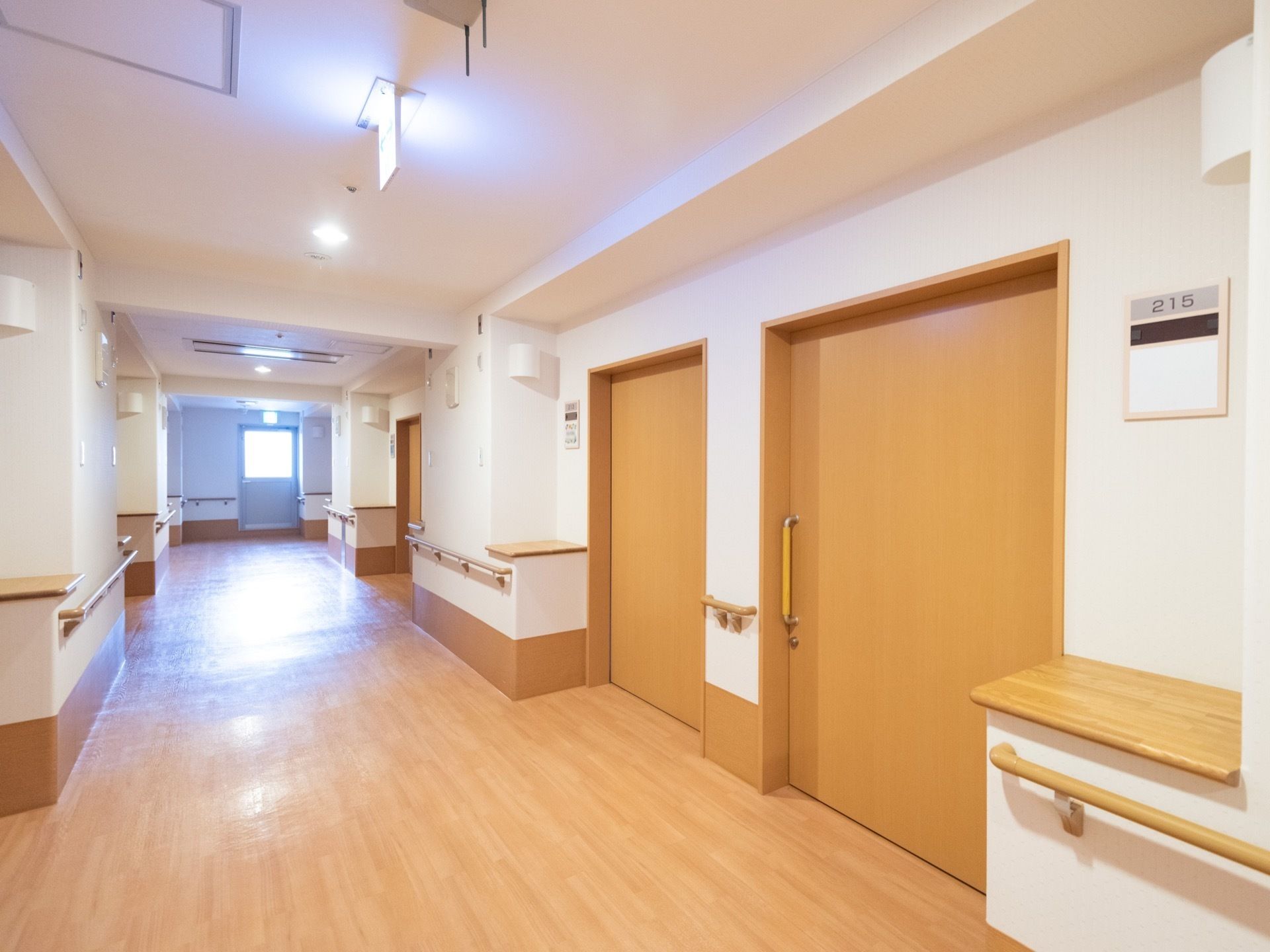 きれいに磨かれたフローリングの廊下である。小さな黒いアンテナが２本伸びているワイファイの設備が天井に設置されている。