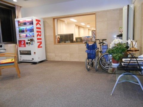 「アイクラシエ富士川成新町」のロビー。飲み物を飲みながら、椅子に腰掛けて落ち着いたスペースを施している。