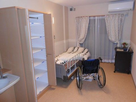 「アイクラシエ富士川成新町」の居室。収納、洗面台、トイレ等が備え付けられており、入居者様のプライバシーを守っている。