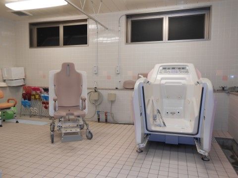 「アイクラシエ富士川成新町」の浴室。身体の不自由方でも、介助スタッフが入居者様の体を代わりに丁寧に洗い流してくれる。