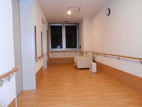 「アイクラシエ富士川成新町」のエレベーターホール。腰掛けできるソファーを設置しており待合いスペースを確保している。