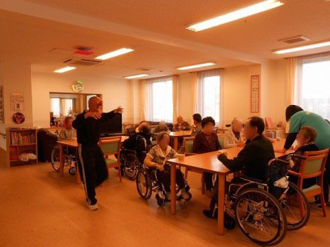 「アイクラシエ富士川成新町」のレクリエーション。入居者様のお身体を労りながら、笑顔で楽しいレクリエーションを用意している。