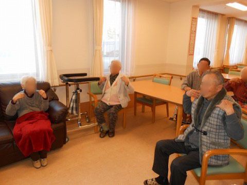 「アイクラシエ富士川成新町」のストレッチ。硬直した体を、ほぐせるストレッチ運動を行っている。