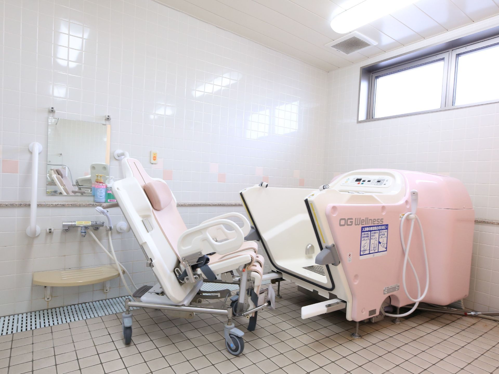 座った体勢のまま入浴が行える特殊浴槽が1台設置されている。洗い場には鏡が取りつけられており、両側に手すりがある。