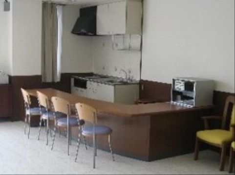 ケアホーム ディア・レスト福山の共用キッチン。毎日をご自宅のようにお過ごしいただける環境のご用意がございます。