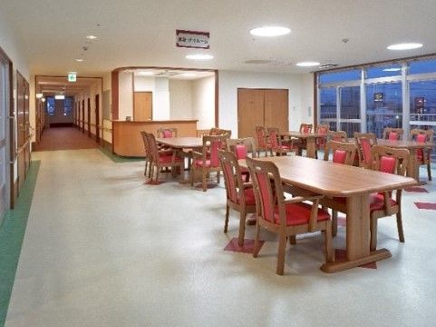 ケアホーム ディア・レスト福山の食堂。毎日入居者様で大いに賑わう、楽しいお食事風景となっております。