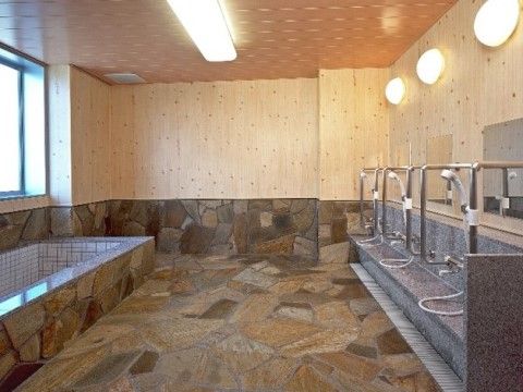ケアホーム ディア・レスト福山の一般浴室。転倒防止の手すりを完備し、専用の床材を使用しております。安心してお過ごしいただけます。