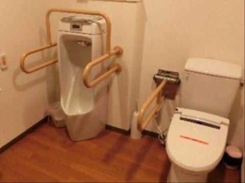 ケアホーム ディア・レスト福山のトイレ。共用部に設けたトイレは広々とした、バリアフリー設計のトイレとなっております。