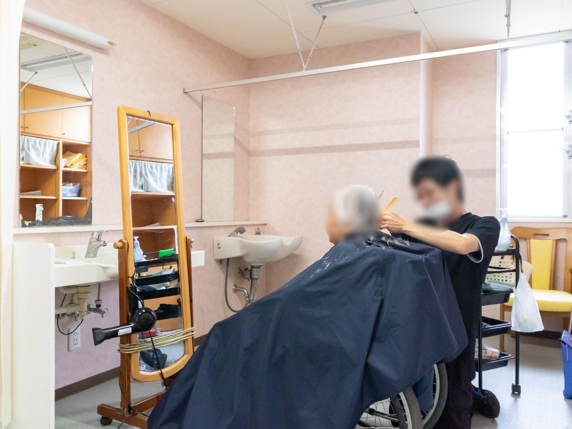 施設内には散髪をしていただける、洗面台付きのスペースがある。車椅子に座った状態でも利用可能なので安心。