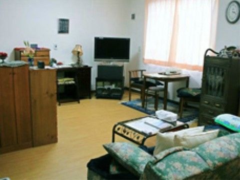 広々とした中にモダンな家具を取り入れた居室スペース