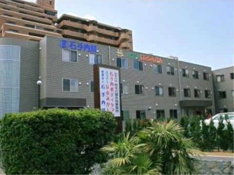 病院も併設されているシックでモダンな雰囲気の施設外観