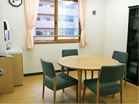 「パラディはるみかん」の応接・談話室。スタッフと入居者様の家族様が面会できる、静寂性に優れた空間である。