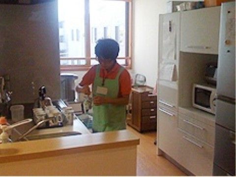 「パラディはるみかん」のキッチン。普段のお食事作りは、家庭的なキッチンで作っている。