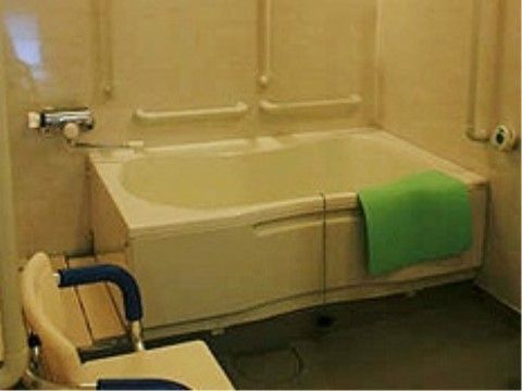 「パラディはるみかん」の浴室。介助手すり、低めの浴槽、シャワーチェアを設置し、使いやすく安全に安心の浴室を用意している。