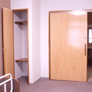 有料老人ホーム ツーハーツⅠの居室内収納。お洋服や小物類など、紛失しやすいものをきちんと管理していただける環境がございます。