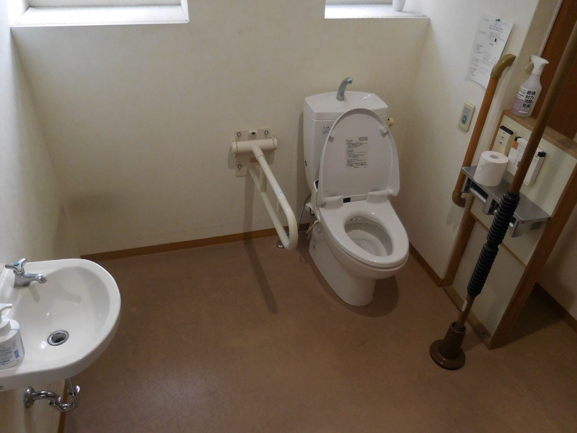 施設のトイレは水洗トイレになっている。壁には縦長のものと可動式の手すりが設置され、呼び出しスイッチもある。小型の洗面台もある。