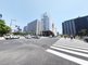 都市の交差点と建築物