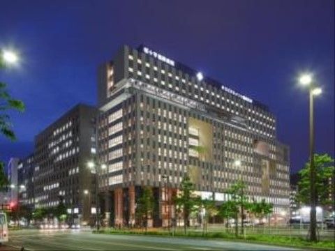 ホスピタルメント 福岡天神の外観。大きな高級ホテルのような施設外観。人の流れを感じながら生活できるので日々楽しくお過ごしいただけます。