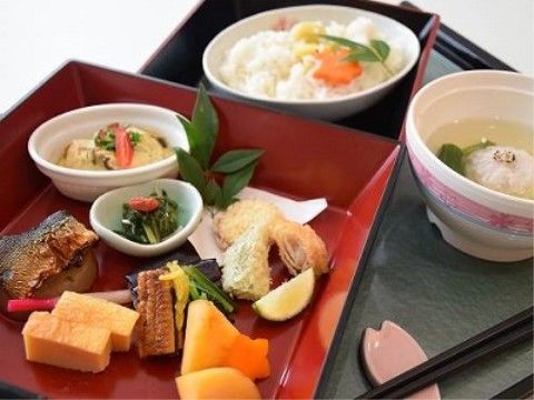ホスピタルメント 福岡天神の食事。栄養バランスの整ったおいしいお食事を毎日出来たてでご提供しております。