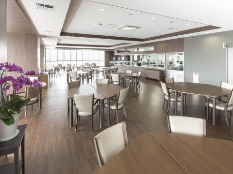 ホスピタルメント 福岡天神の食堂。毎日沢山の入居者様で大いに賑わっての、楽しいお食事風景となっております。