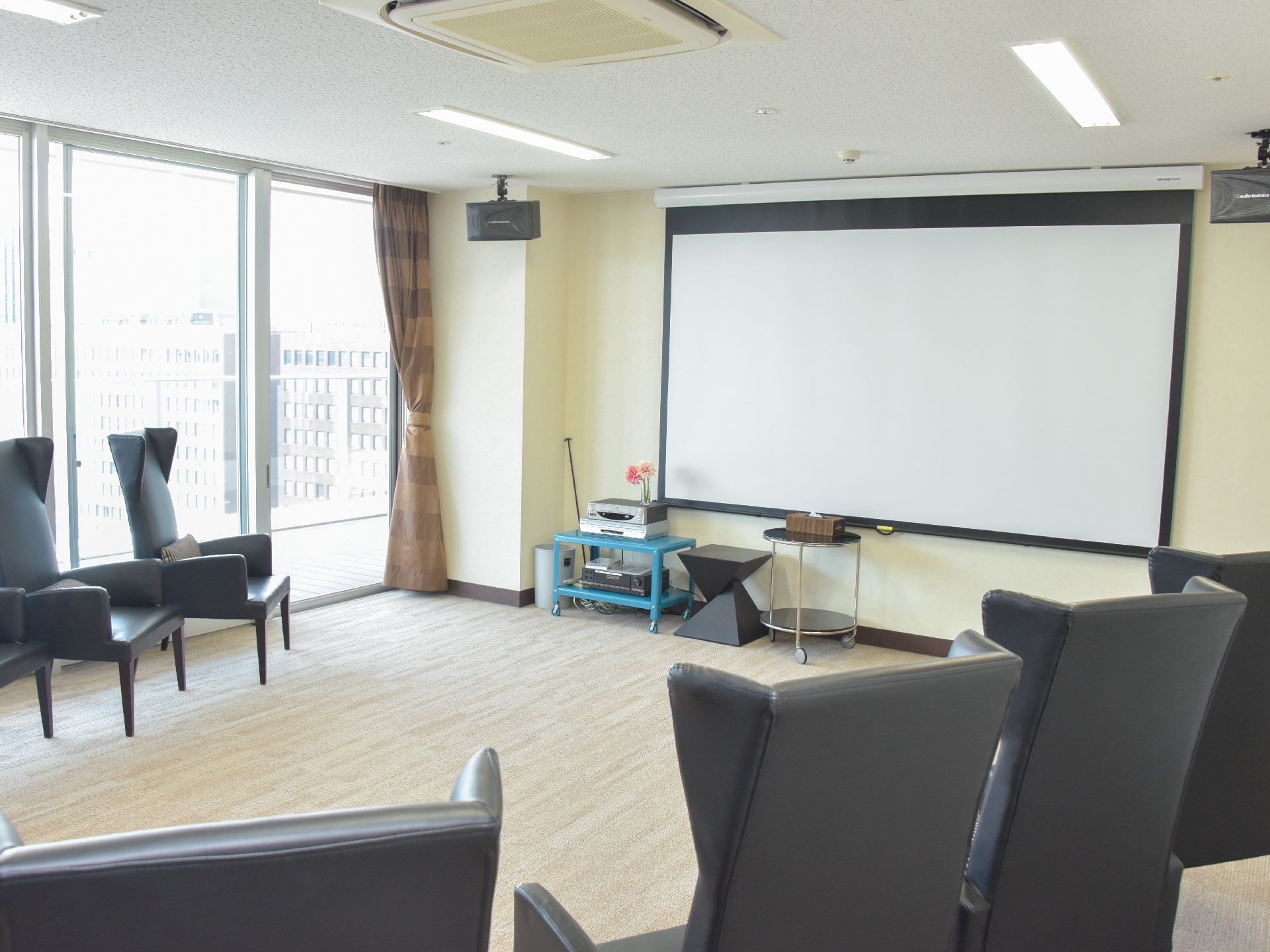 施設内には、シアタールームが用意されている。毎週日曜日には居住者達が集い、映画上映会が行われている。