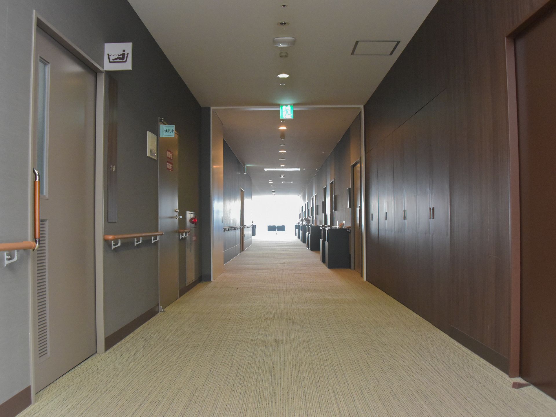 長く続いている廊下には、非常扉も設置されている。防災機器もしっかりと設置されているので、万一の際も安心である。