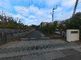 静かな周辺環境の道路