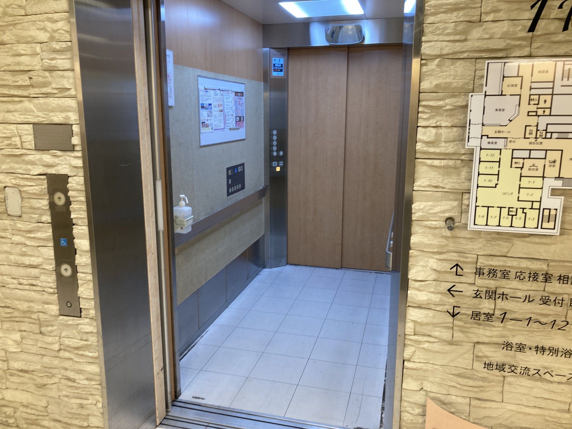 エレベーターの入口