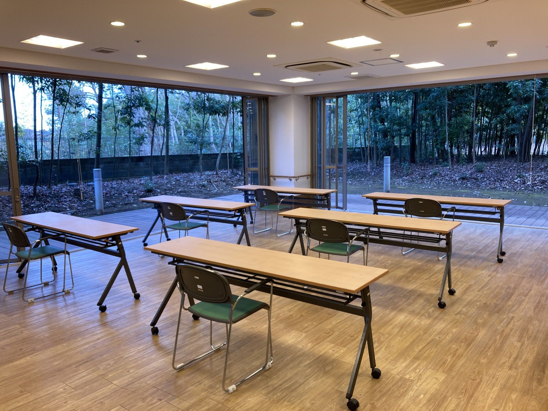 自然を望む広い部屋