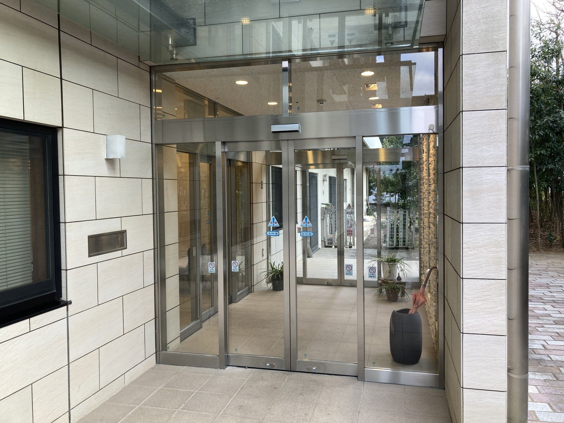 自動ドアのエントランス