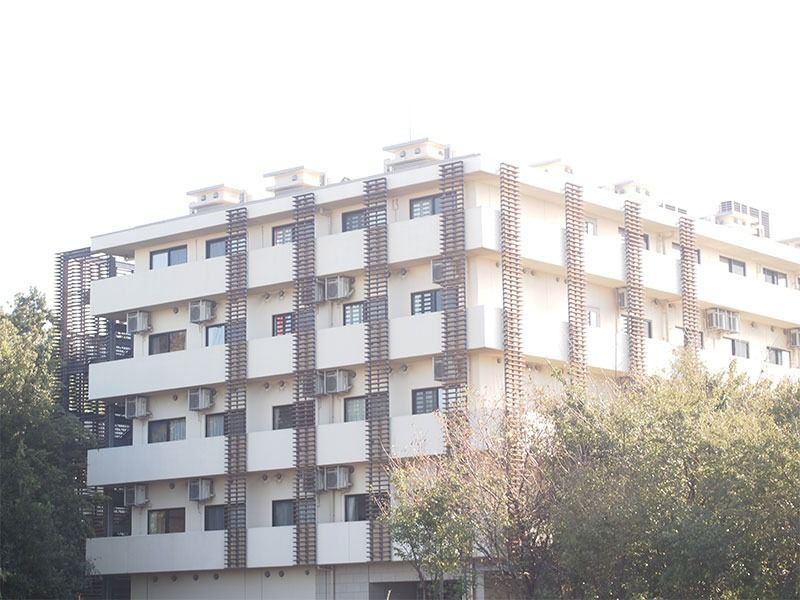 緑に囲まれた建物外観