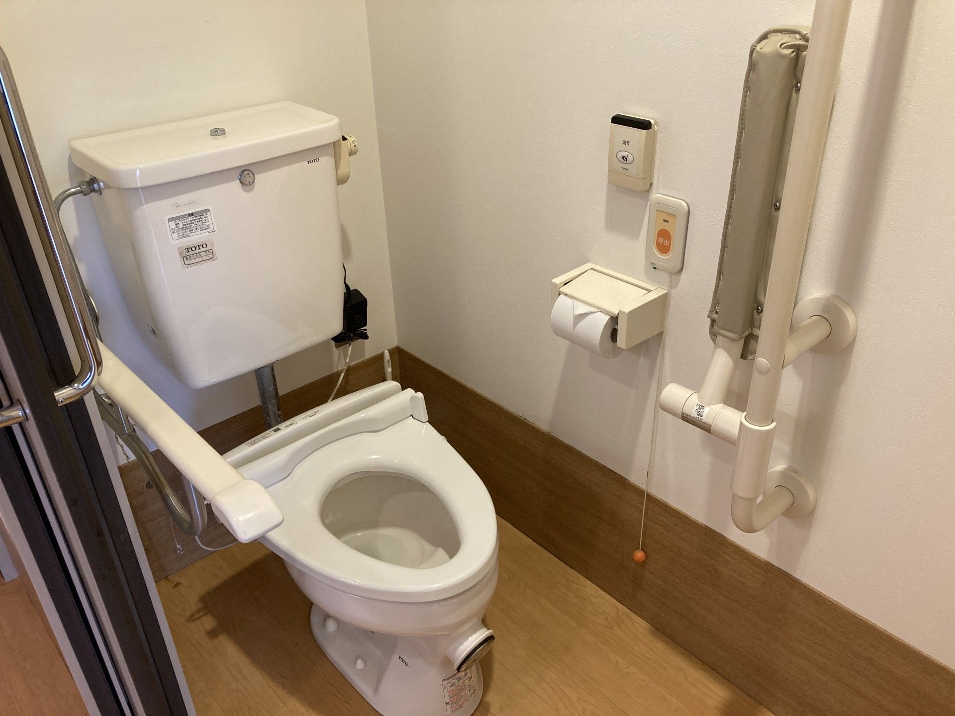 手すり付きのトイレ