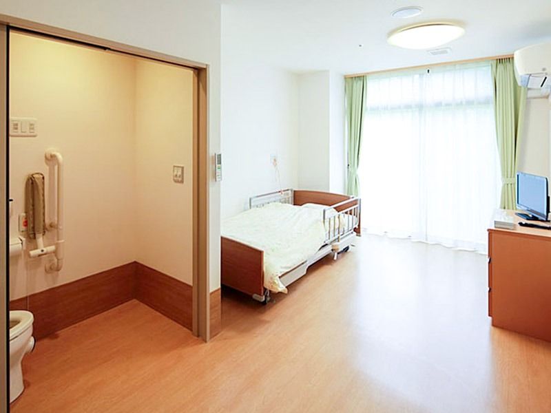 明るい個室とトイレ