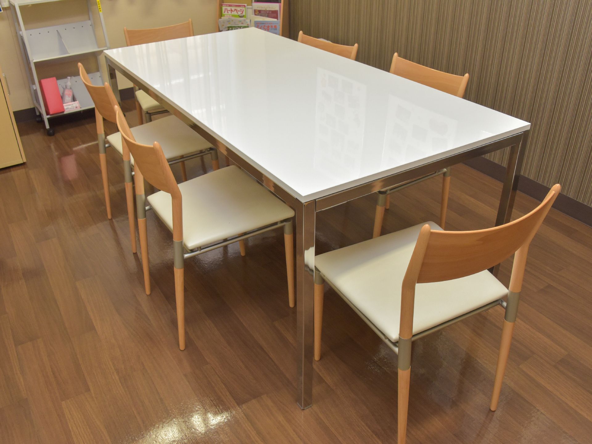 家族や友人が訪問した際に、利用できる面会室もある。面会室には、白いテーブルと椅子が置かれている。また、雑誌も置いてある。