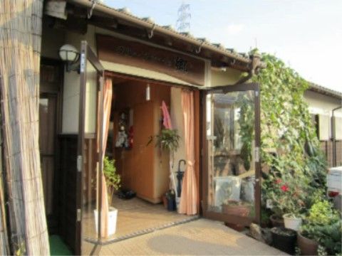 グループホーム 郷のエントランス。明るく清潔感溢れるエントランスは、初めて
の方も入りやすい雰囲気です。