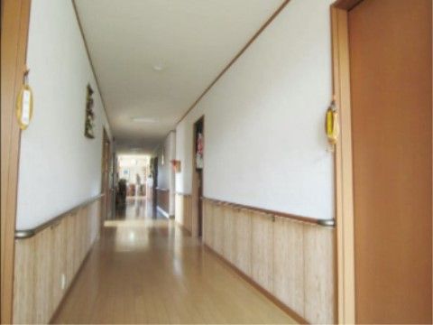 グループホーム 郷の廊下。明るく見通しの良い廊下では、夜間お一人でのご通行を安心して行っていただけます。
