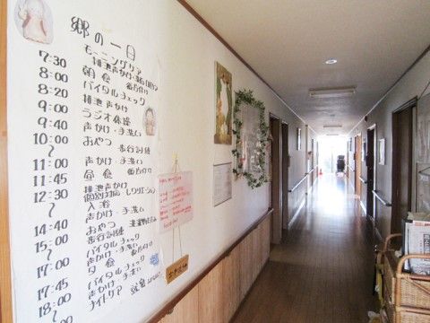 グループホーム 郷の廊下。入居者様のレクリエーション作品が展示されるなど、あたたかな雰囲気の廊下となっております。