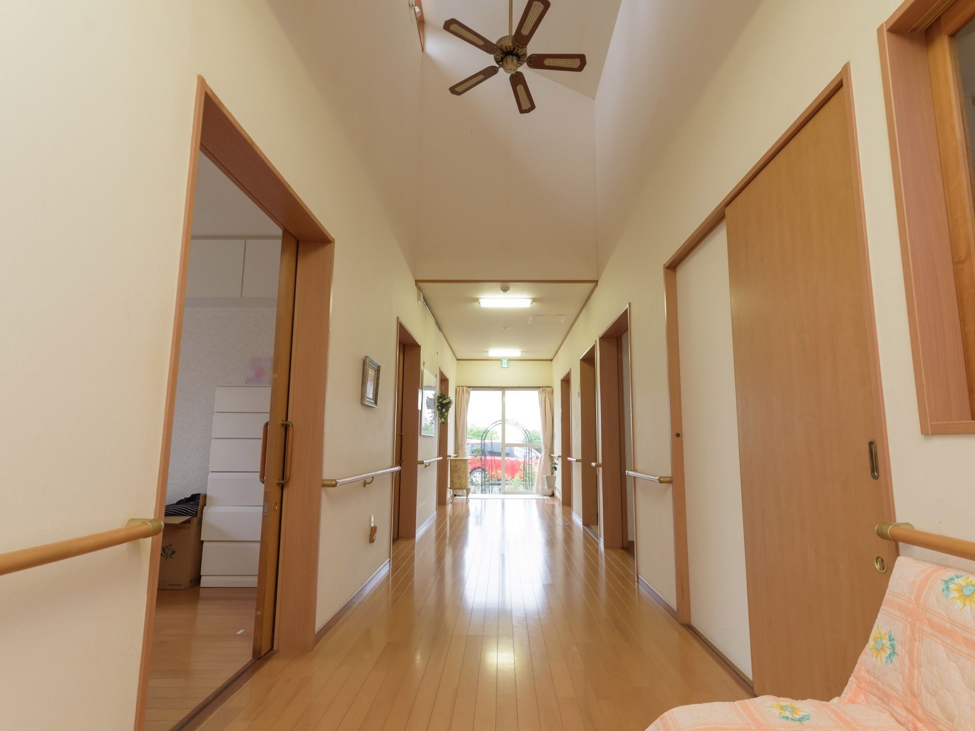 ホーム内の通路。ゆったりとした幅があり、左右の壁には引き戸の扉が多数並んでいる。扉の間の壁には手すりも設置されている。