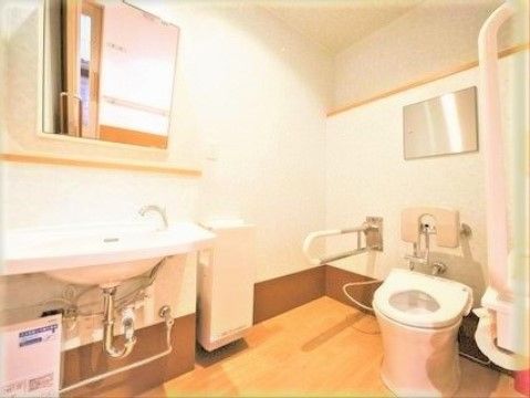 スローライフ沼津門池のトイレ。共用部に設置された共用トイレはどなた様でもお使いいただけるバリアフリー設計のトイレです。