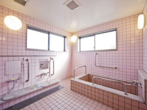 スローライフ沼津門池の共同浴室。多くの入居者様と賑わいながらの楽しいご浴となっております。