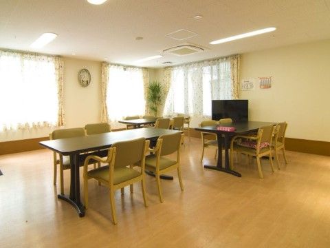 スローライフ沼津門池の食堂。車いすでのご利用が楽にできるテーブルセットや広い通路幅を確保しております。